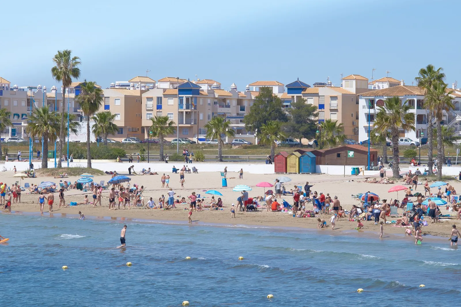 Strand en boulevard van Torrevieja aan de Costa Blanca